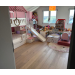 Massivholz-Etagenbett mit Treppe und Rutsche in einem modernen Kinderzimmer in Graz
